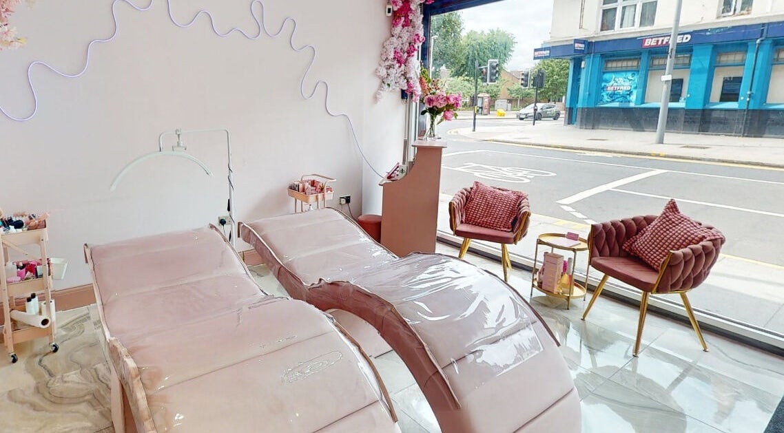 Luxurious treatment beds in Arooj London, offering tranquility in London, England, GB.