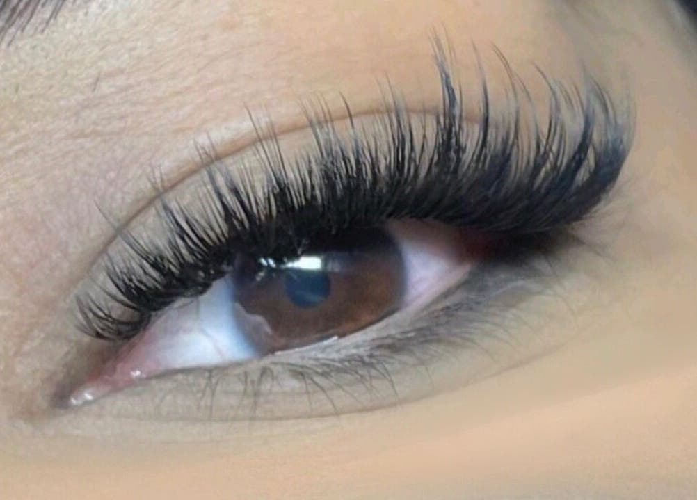 Gorgeous lash extensions from Arooj London in London, England, GB enhancing natural beauty effortlessly.