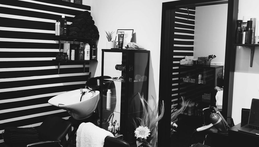 The Beauty Bar by Minnie BAD image 1