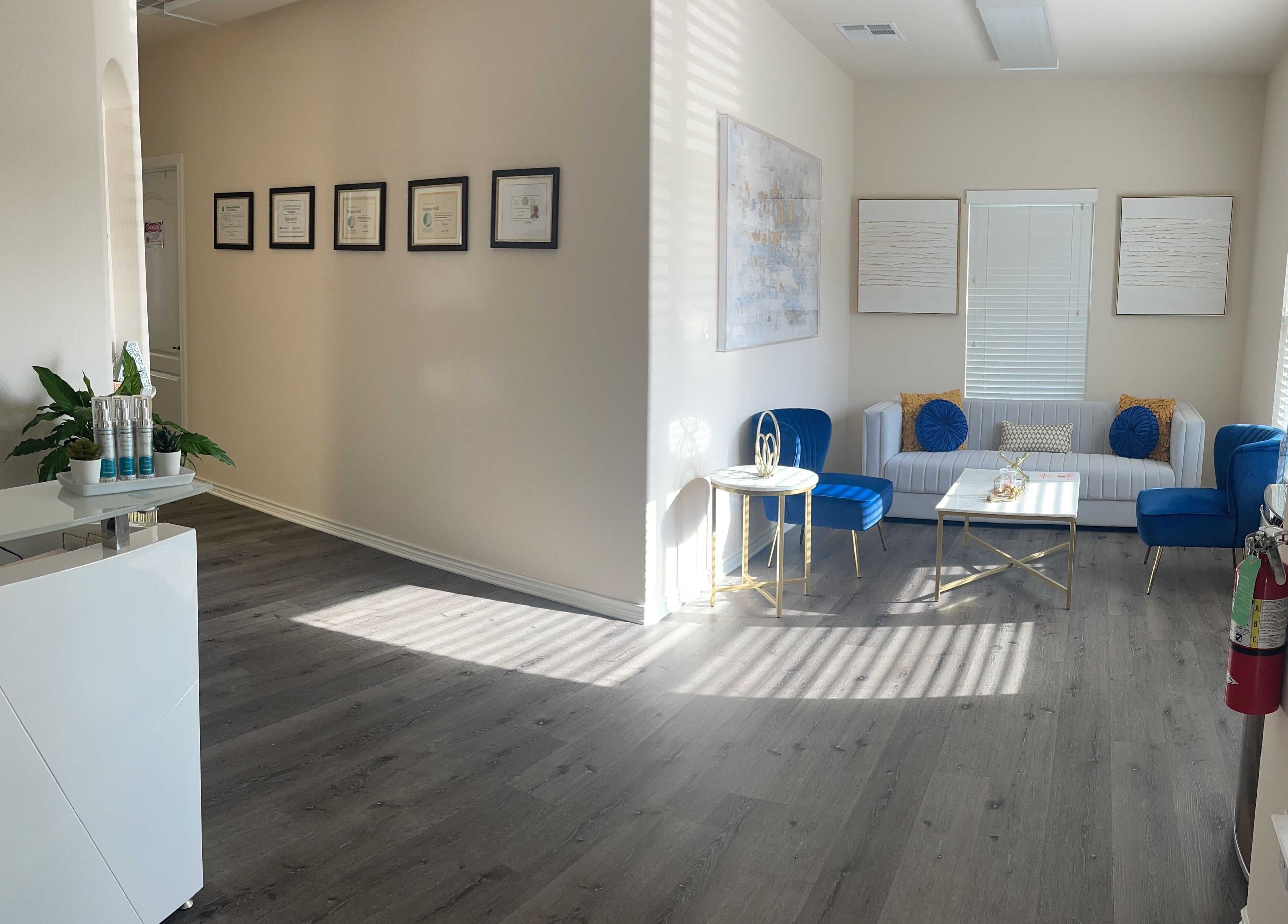 Modern reception and sitting area at La Belleza Lash Studio in Cedar Park, Texas, US.