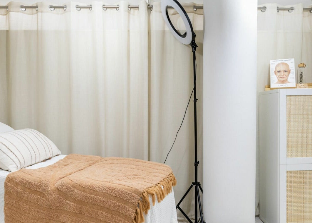 Relaxing treatment room at House of Lox Neutral Bay, New South Wales, AU with cozy bed and soft lighting.
