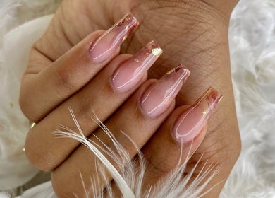 Manucure élégante rose avec dorure chez Nails by Leiiy, Schoelcher, Schoelcher, MQ.