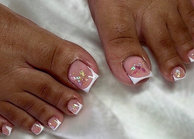 Pédicure brillante avec éclats irisés chez Nails by Leiiy, Schoelcher, Schoelcher, MQ.