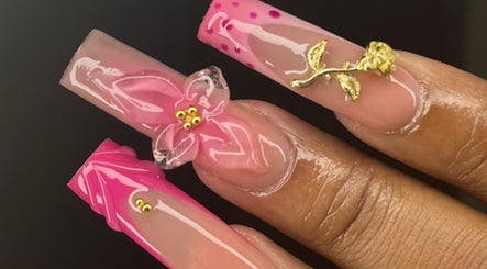 Ongles avec art floral en 3D chez Nails by Leiiy, Schoelcher, Schoelcher, MQ, style élégant et unique.