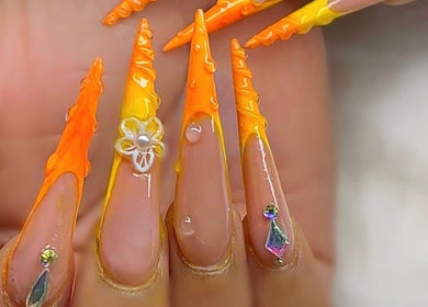 Ongles orange flamboyant avec décoration à Nails by Leiiy, Schoelcher, Schoelcher, MQ.