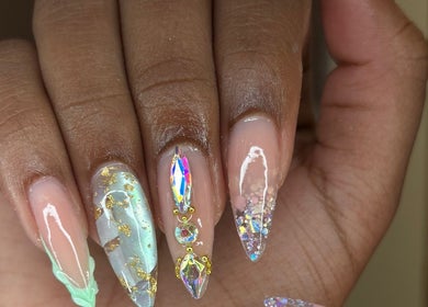 Art sophistiqué ongles à Nails by Leiiy, Schoelcher, Schoelcher, MQ avec strass et motifs dorés.