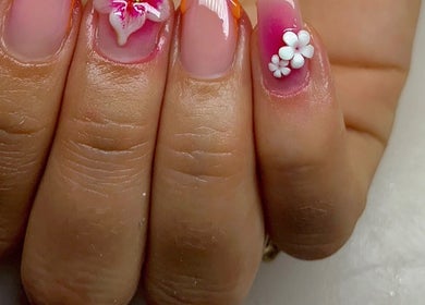 Nail art avec fleurs colorées chez Nails by Leiiy, Schoelcher, Schoelcher, MQ.