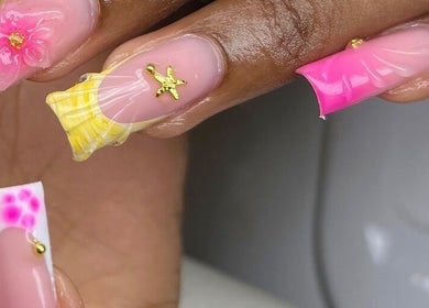Nail art floral vibrant à Nails by Leiiy, Schoelcher, Schoelcher, MQ. Choisissez élégance et style unique.