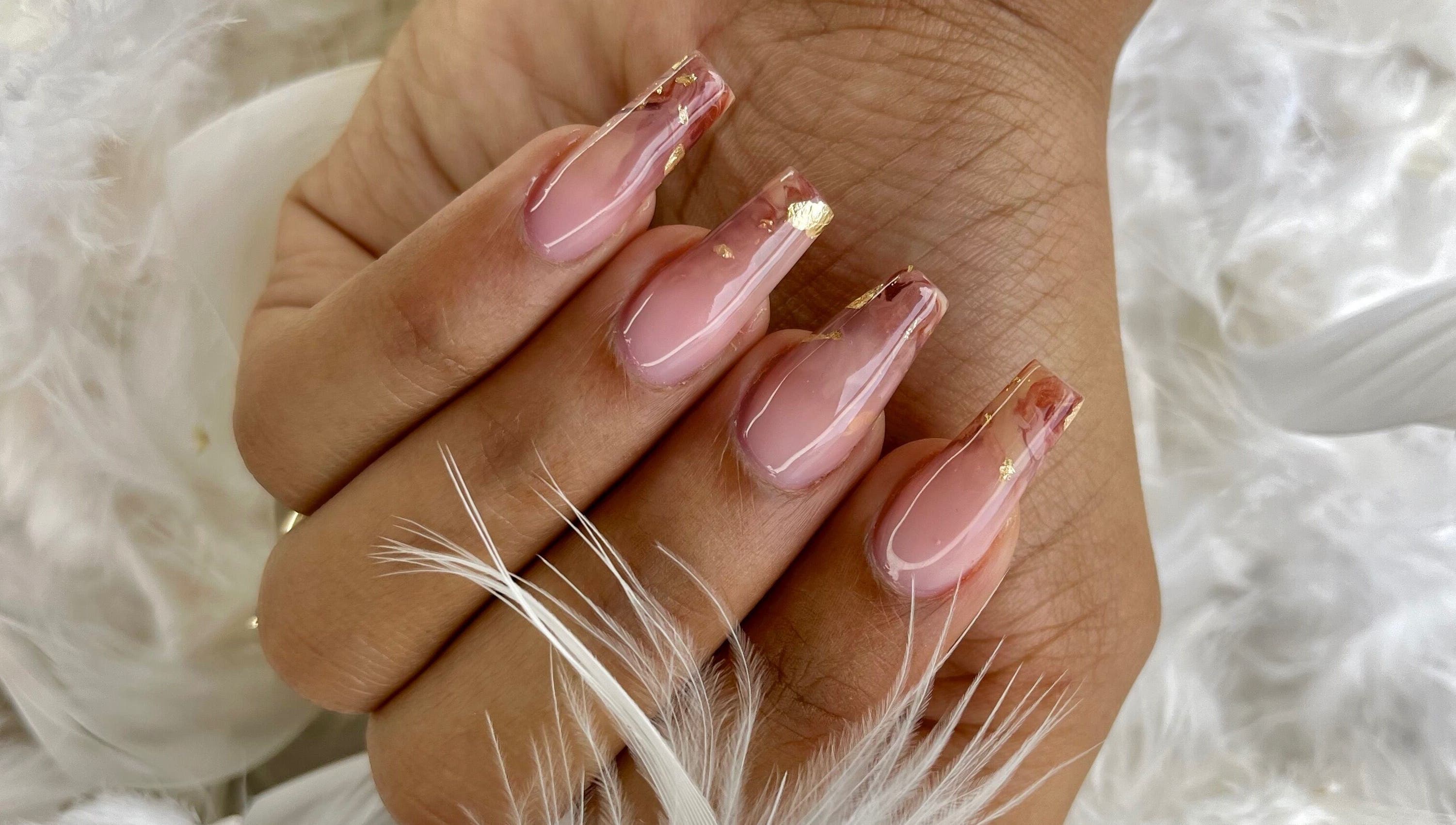 Manucure élégante à Nails by Leiiy, Schoelcher, Schoelcher, MQ avec détails en or sur ongles roses.