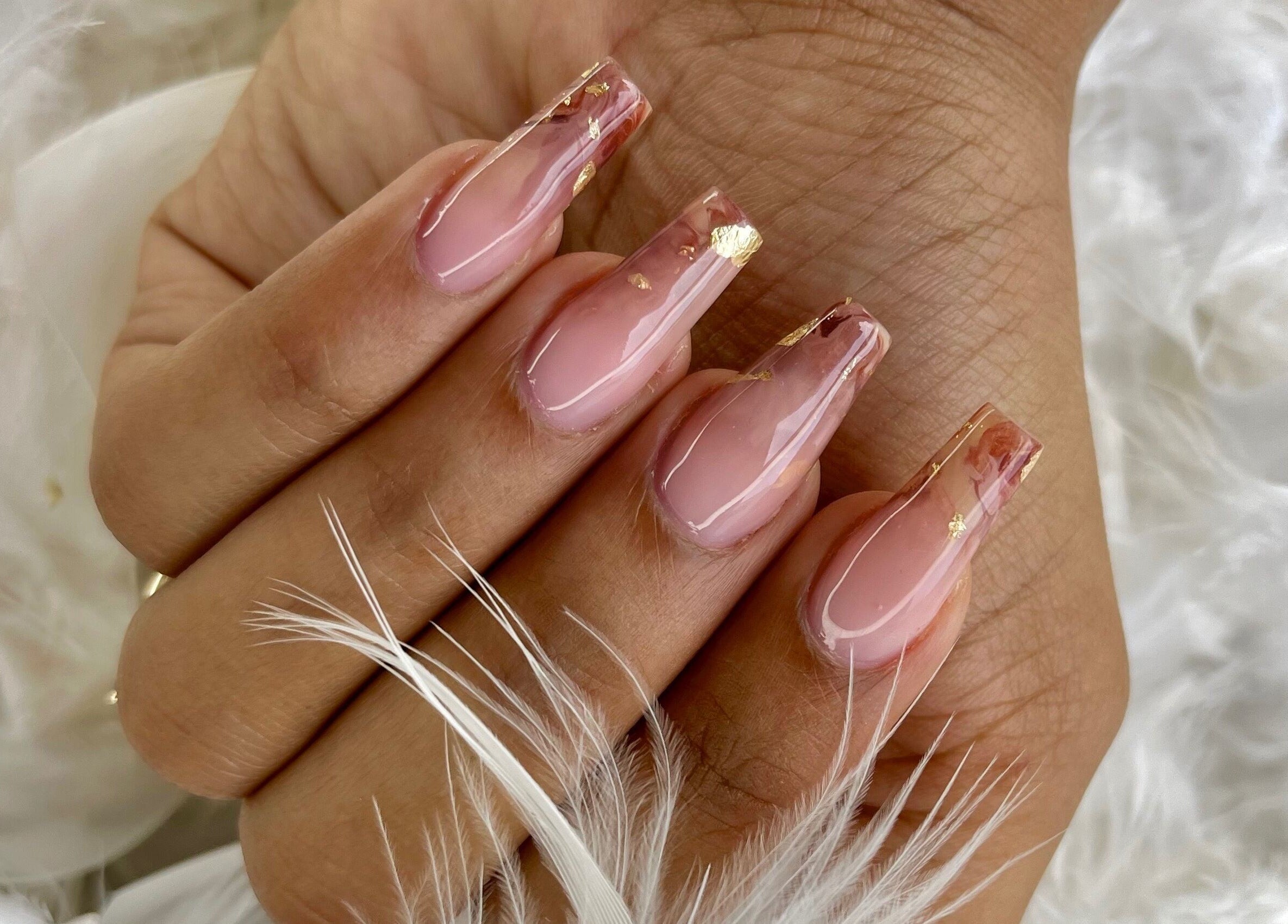 Manucure élégante à Nails by Leiiy, Schoelcher, Schoelcher, MQ avec détails en or sur ongles roses.