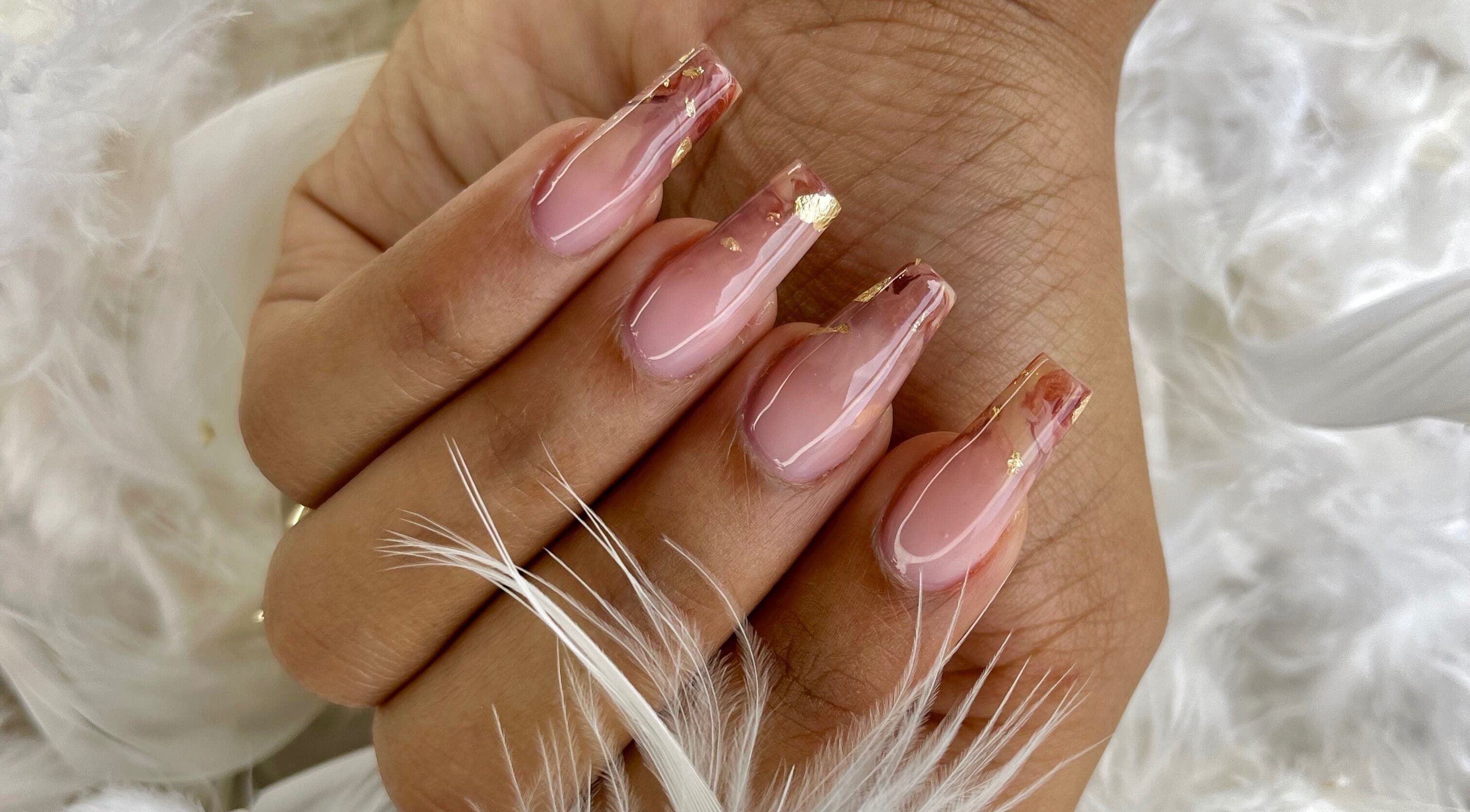 Manucure élégante à Nails by Leiiy, Schoelcher, Schoelcher, MQ avec détails en or sur ongles roses.