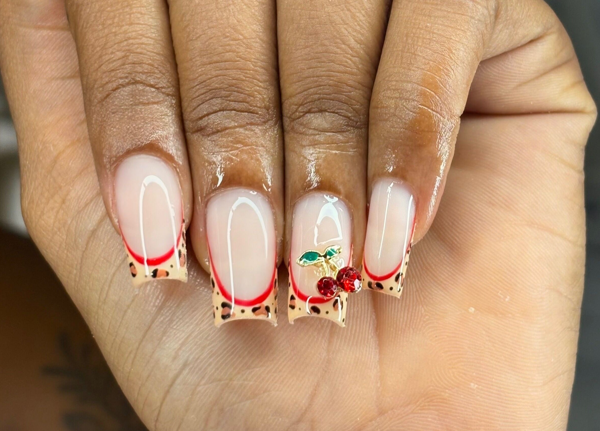 Art ongles élégant avec motif cerises chez Nails by Leiiy, Schoelcher, Schoelcher, MQ.