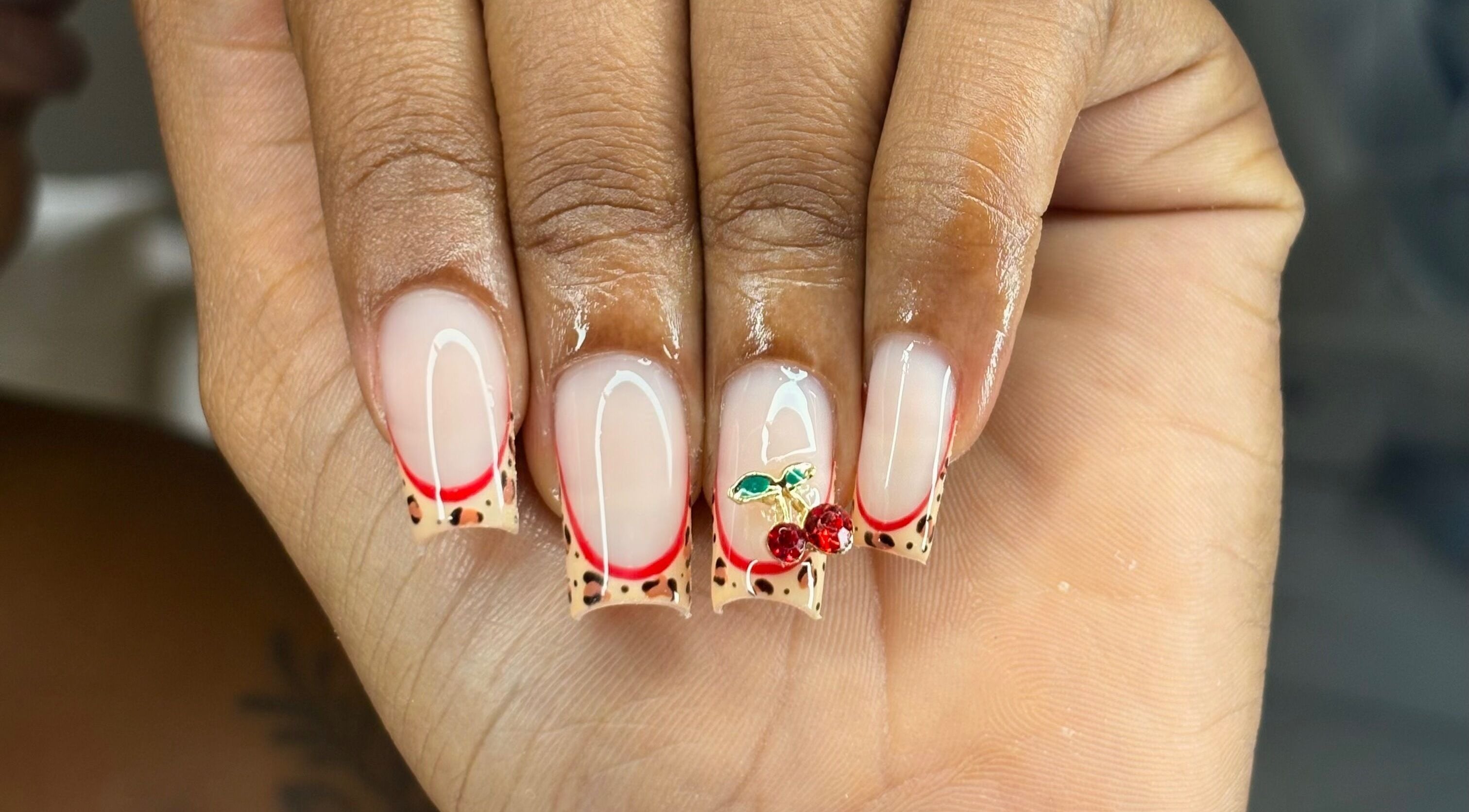 Art ongles élégant avec motif cerises chez Nails by Leiiy, Schoelcher, Schoelcher, MQ.