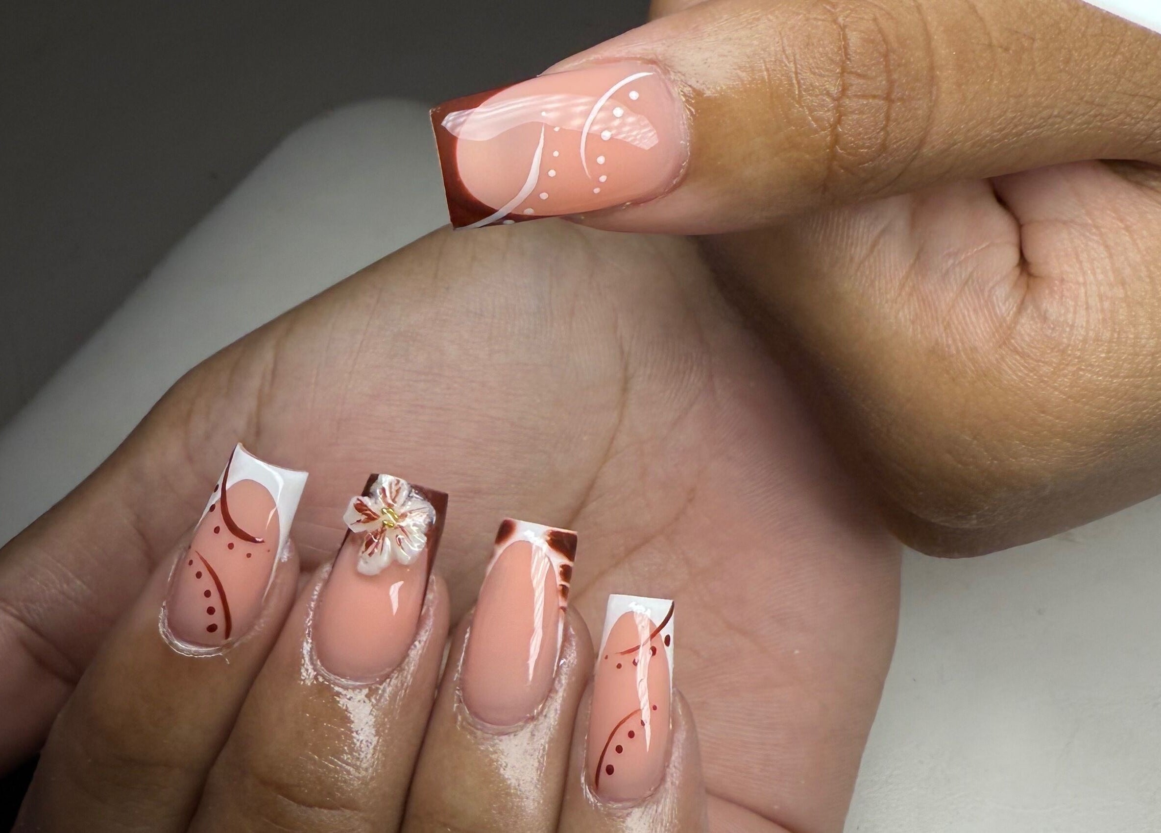 Manucure élégante à Nails by Leiiy, Schoelcher, Schoelcher, MQ, avec décor floral et pointillé.