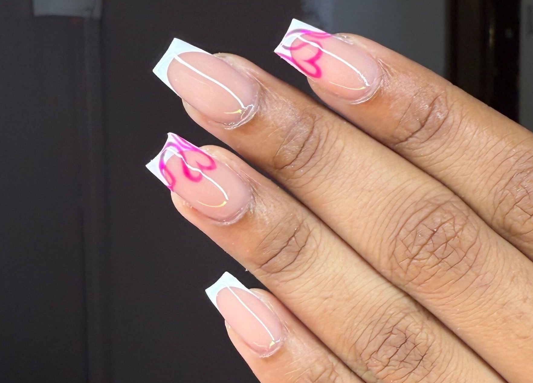 Manucure avec motifs de cœurs roses chez Nails by Leiiy à Schoelcher, Schoelcher, MQ.