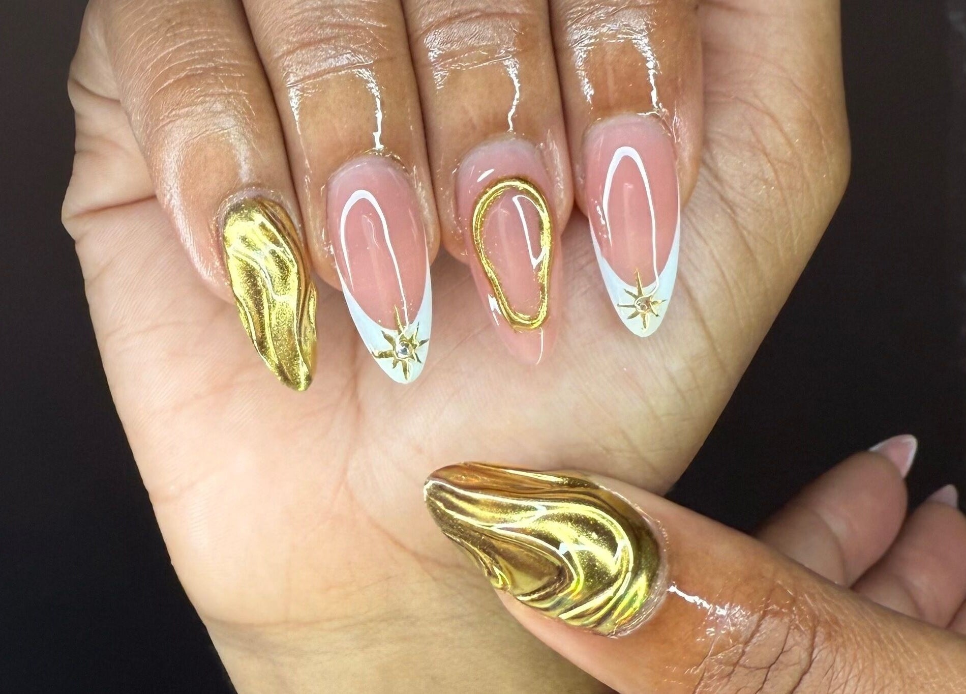 Manucure dorée élégante chez Nails by Leiiy, Schoelcher, Schoelcher, MQ. Design chic et moderne.