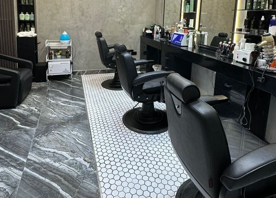 Luxurious interior of Noor Elasr Gents | Le Meridien in Abu Dhabi, AE showcasing stylish black leather chairs.