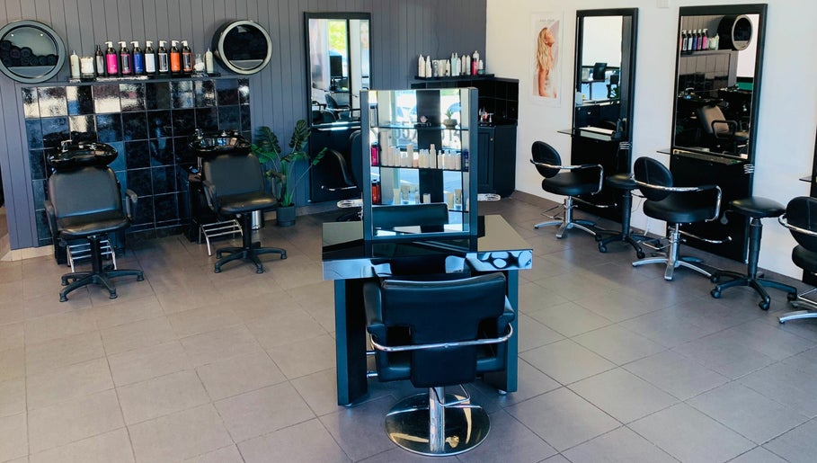 Oxenford Hair & Beauty imaginea 1