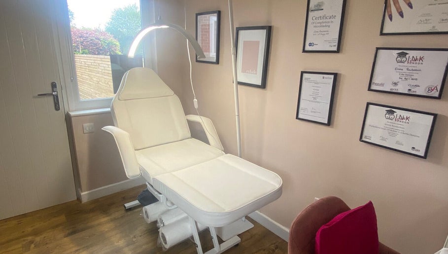 Iris Nail & Brow Studio image 1