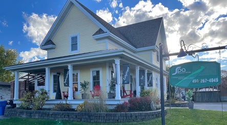 Façade de Spa Douce Heure à Les Coteaux, Québec, CA avec porche accueillant.