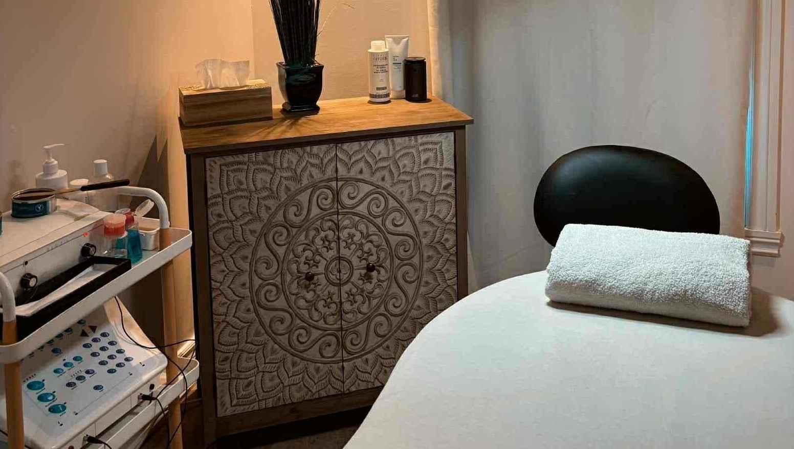 Salle de massage élégante à Spa Douce Heure, Les Coteaux, Québec, CA, offrant un cadre apaisant et détaillé.