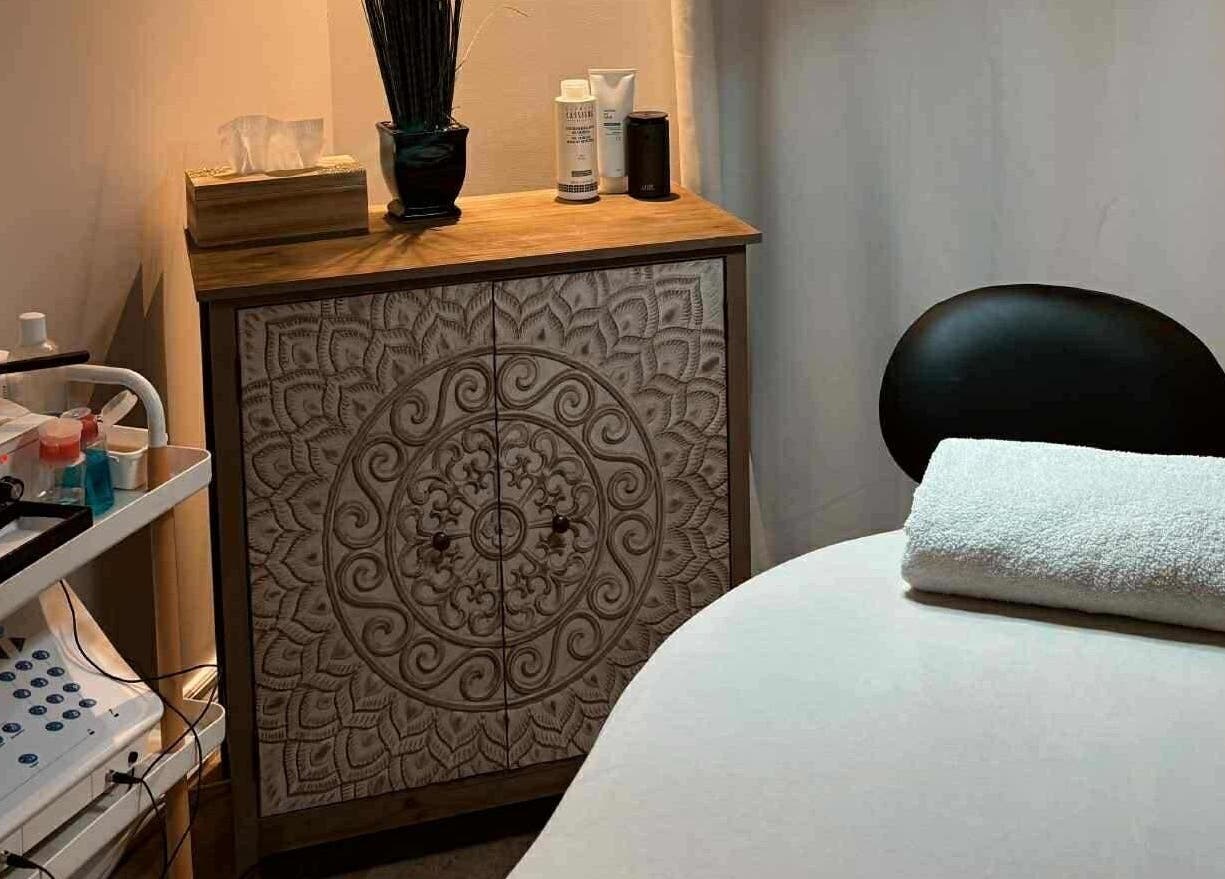 Salle de massage élégante à Spa Douce Heure, Les Coteaux, Québec, CA, offrant un cadre apaisant et détaillé.