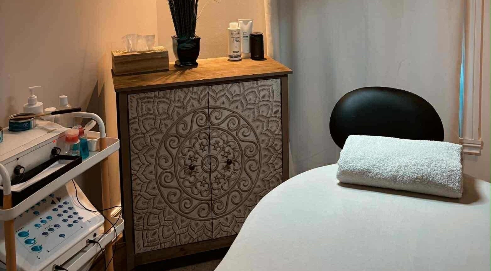 Salle de massage élégante à Spa Douce Heure, Les Coteaux, Québec, CA, offrant un cadre apaisant et détaillé.