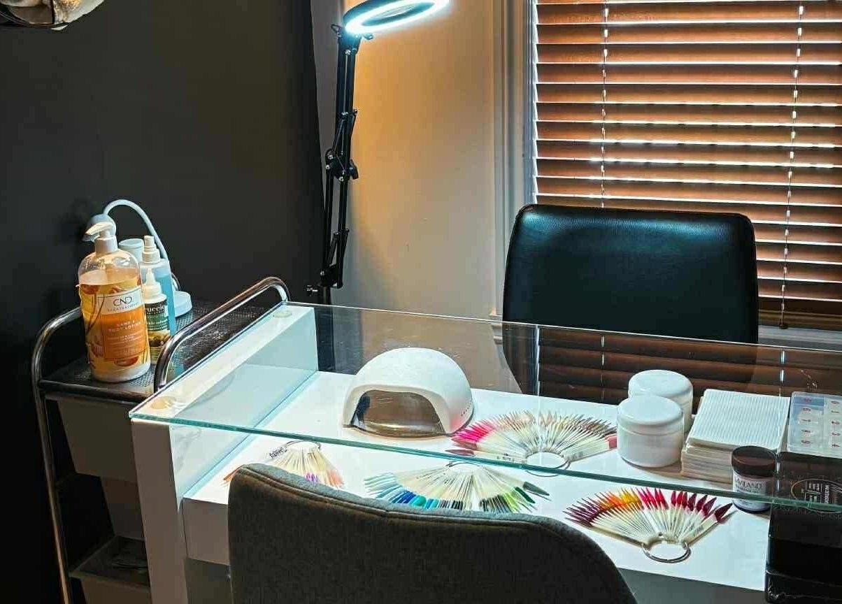 Station de manucure moderne à Spa Douce Heure, Les Coteaux, Québec, CA, équipée avec outils professionnels.