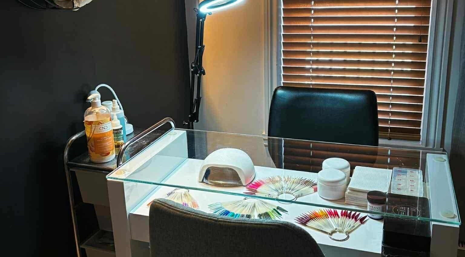 Station de manucure moderne à Spa Douce Heure, Les Coteaux, Québec, CA, équipée avec outils professionnels.