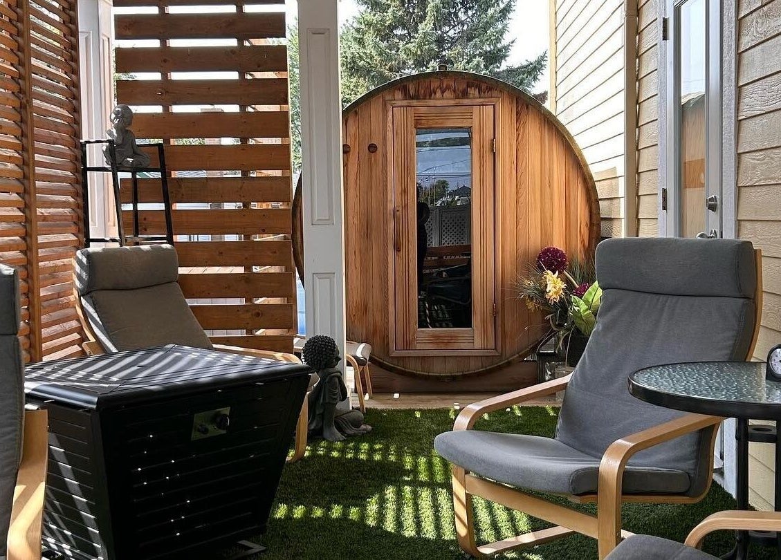 Spa Douce Heure à Les Coteaux, Québec : salon extérieur avec sauna et fauteuils relaxants.