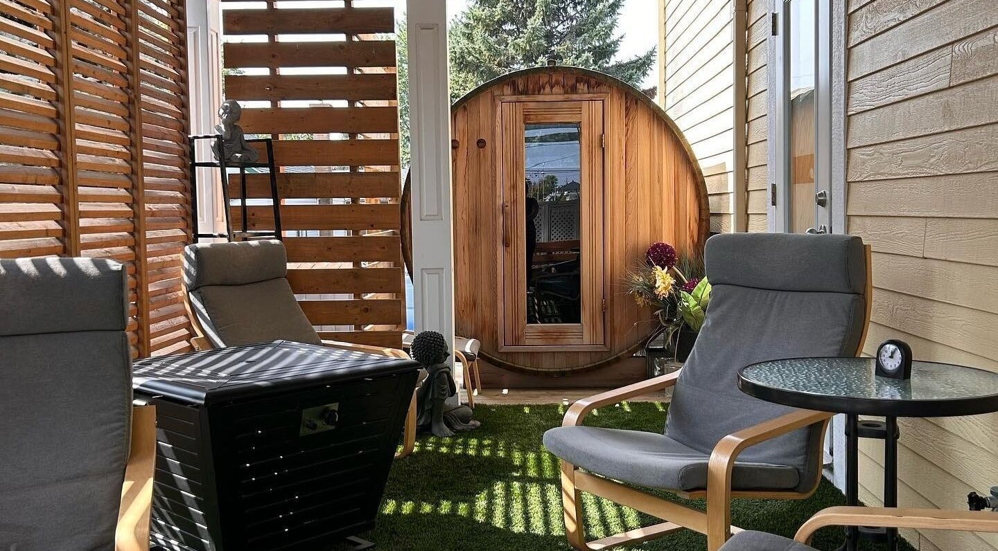 Spa Douce Heure à Les Coteaux, Québec : salon extérieur avec sauna et fauteuils relaxants.