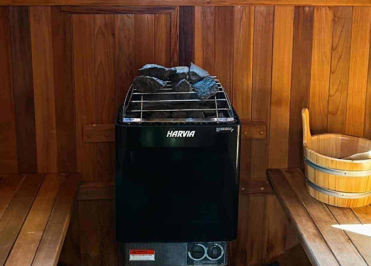 Sauna rustique à Spa Douce Heure, Les Coteaux, Québec, CA, offrant un confort apaisant.