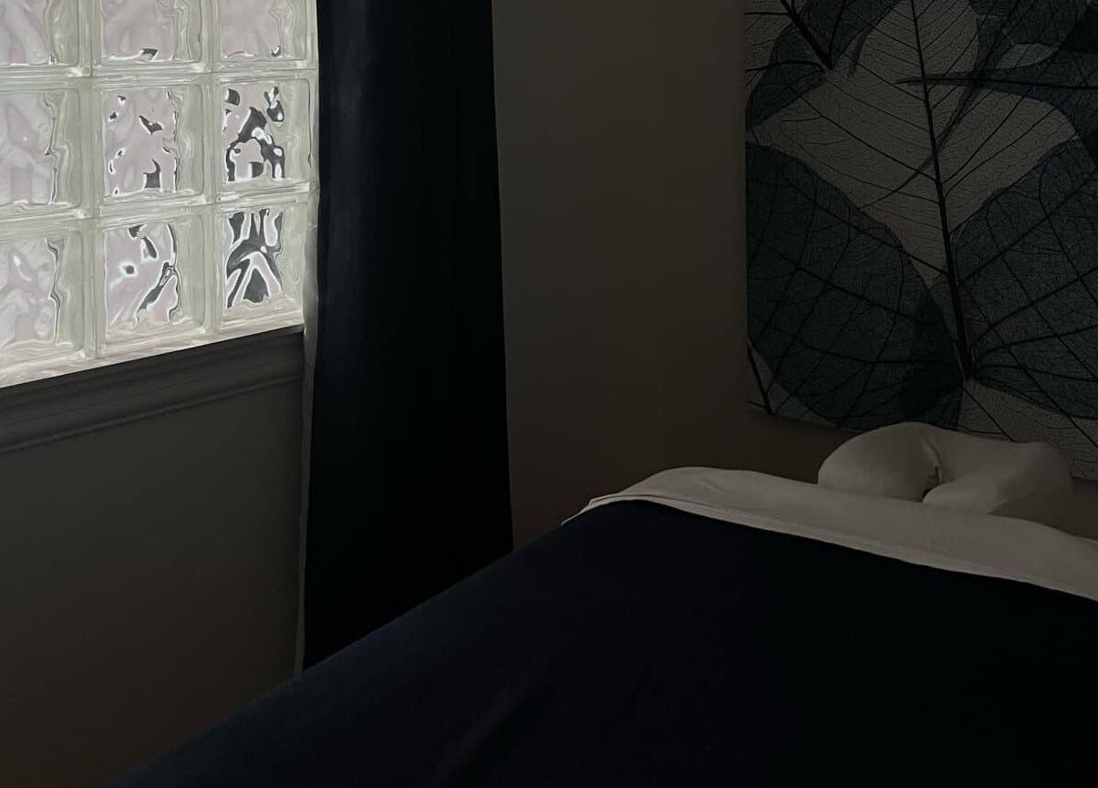 Salle de massage relaxante chez Spa Douce Heure à Les Coteaux, Québec, CA, avec lumière douce et décor apaisant.