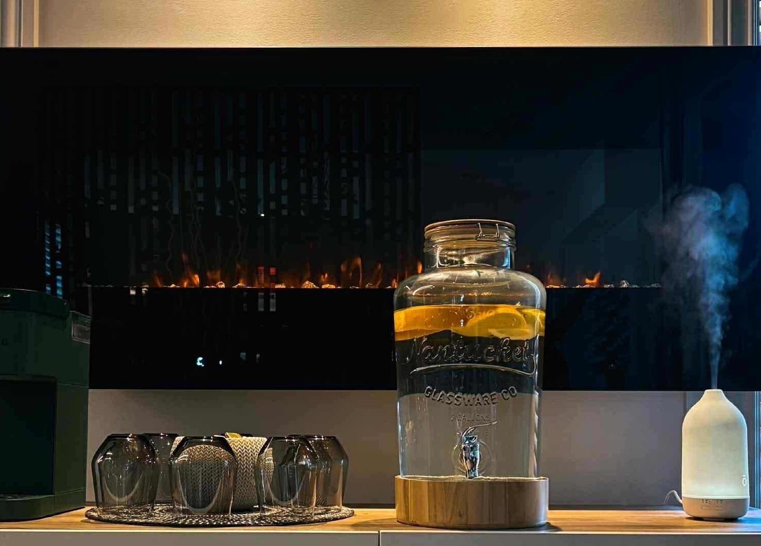 Ambiance paisible à Spa Douce Heure, Les Coteaux, Québec, avec foyer électrique et diffuseur.