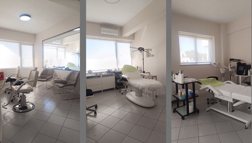 Εσωτερικός χώρος MicroWonders - Lab of Aesthetic Art στην Αγία Παρασκευή, GR με καρέκλες και εξοπλισμό αισθητικής.