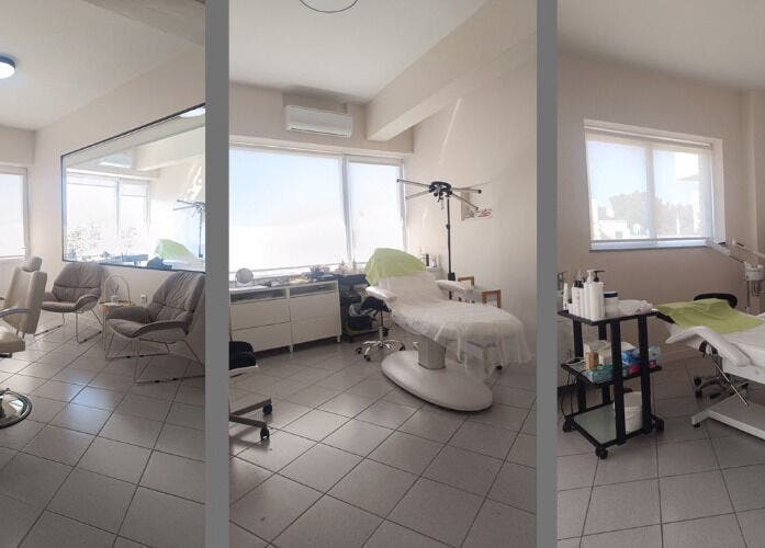 Εσωτερικός χώρος MicroWonders - Lab of Aesthetic Art στην Αγία Παρασκευή, GR με καρέκλες και εξοπλισμό αισθητικής.