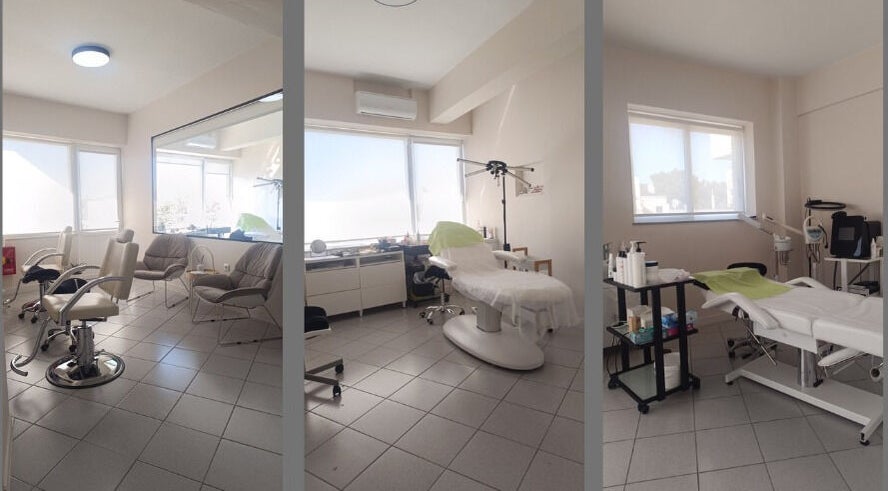 Εσωτερικός χώρος MicroWonders - Lab of Aesthetic Art στην Αγία Παρασκευή, GR με καρέκλες και εξοπλισμό αισθητικής.