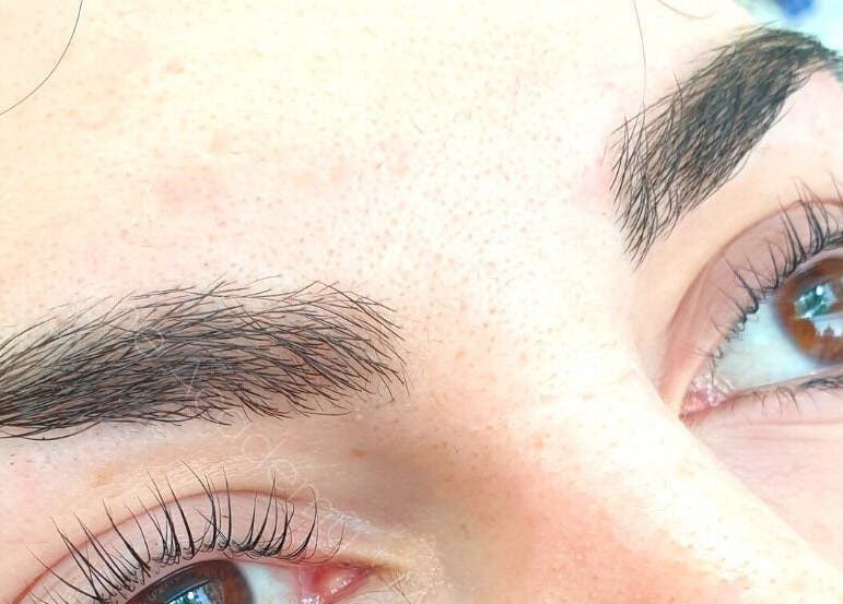 Καλοσχηματισμένα φρύδια στο MicroWonders - Lab of Aesthetic Art, Αγία Παρασκευή, GR.