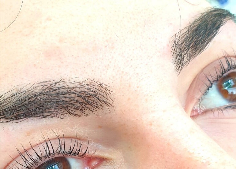 Καλοσχηματισμένα φρύδια στο MicroWonders - Lab of Aesthetic Art, Αγία Παρασκευή, GR.