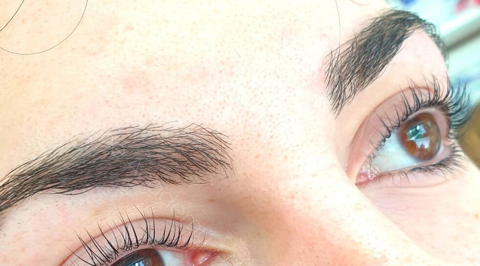 Καλοσχηματισμένα φρύδια στο MicroWonders - Lab of Aesthetic Art, Αγία Παρασκευή, GR.