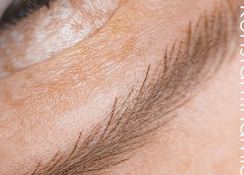 Κοντινή λήψη φρυδιού από το MicroWonders - Lab of Aesthetic Art, Αγία Παρασκευή, GR.