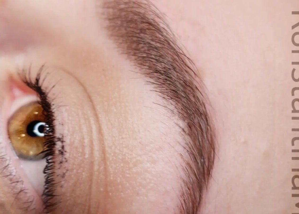 Κοντινή λήψη καλοσχηματισμένων φρυδιών στο MicroWonders - Lab of Aesthetic Art, Αγία Παρασκευή, GR.