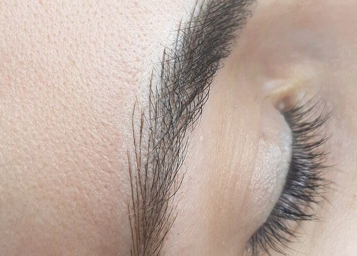 Φυσικό καλοσχηματισμένο φρύδι στο MicroWonders - Lab of Aesthetic Art, Αγία Παρασκευή, GR.