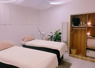 Relaxing double treatment room at Nadesico Beauty & Healing, Singapore, featuring serene decor and soothing atmosphere.