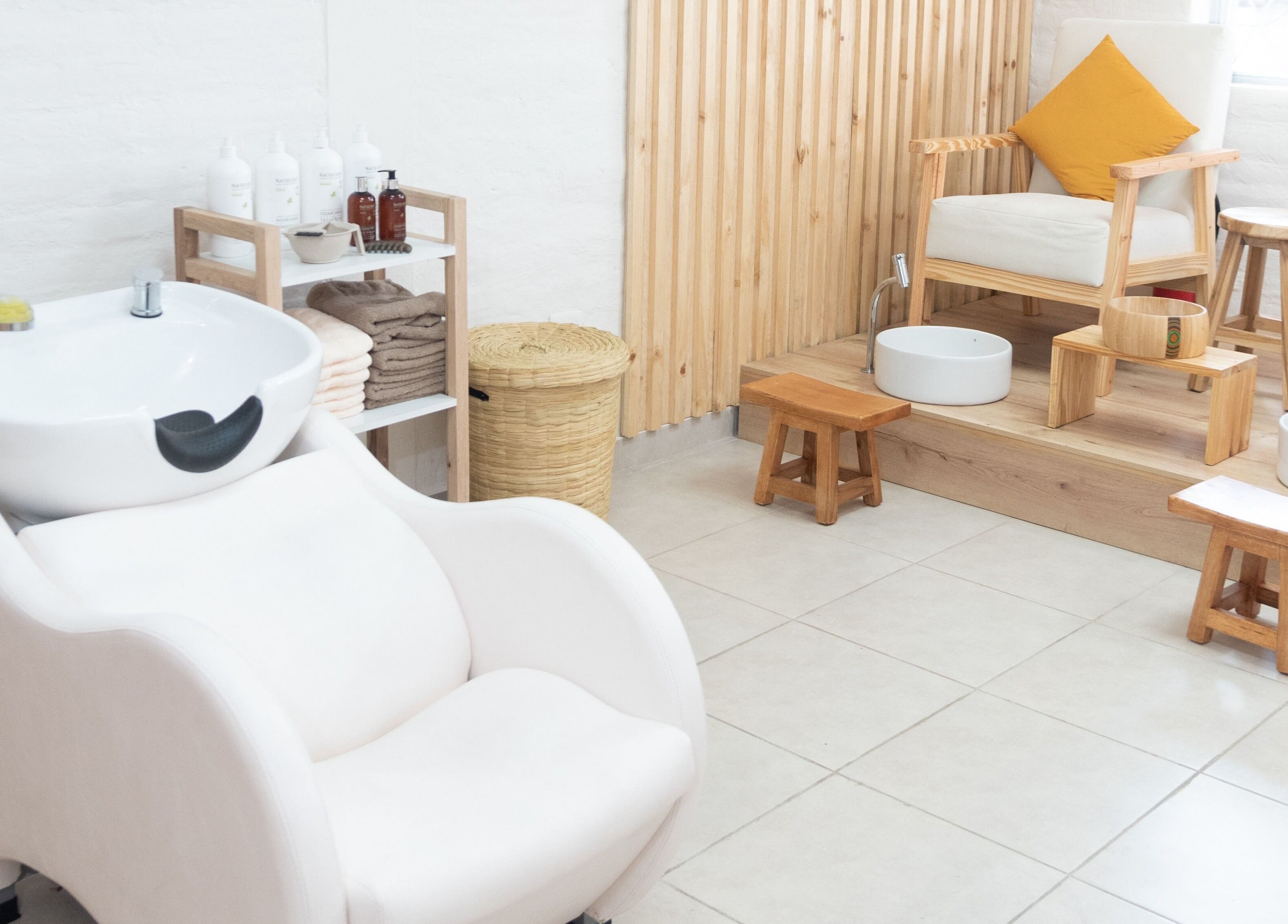 Zona de lavado y pedicura en OKO - Belleza con Propósito, Quito, Ecuador, EC. Espacio moderno y acogedor.