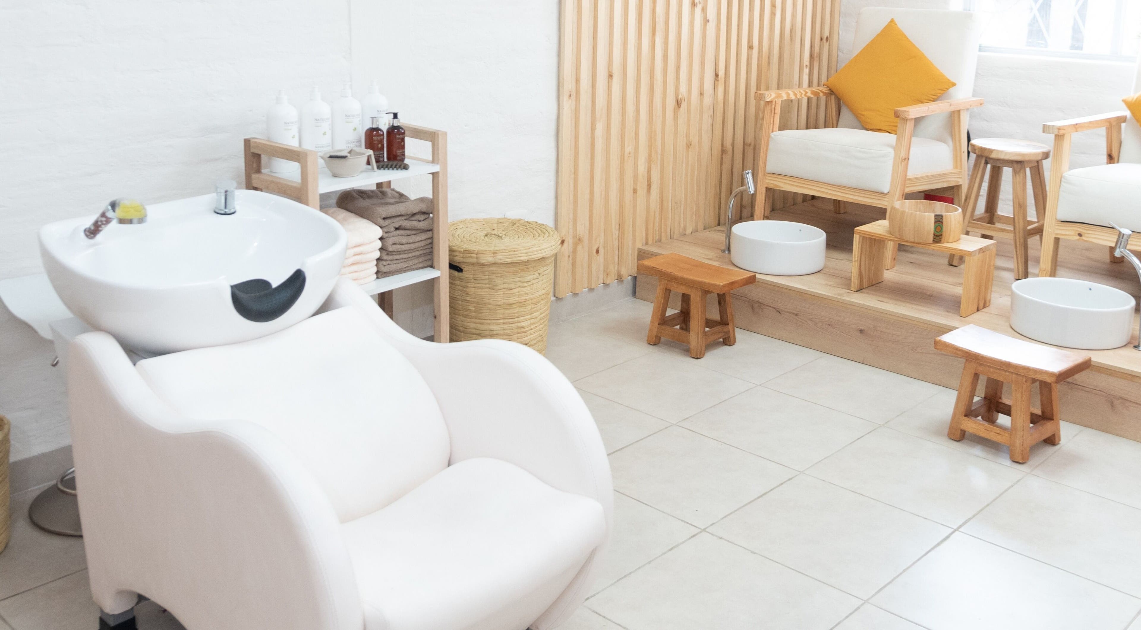 Zona de lavado y pedicura en OKO - Belleza con Propósito, Quito, Ecuador, EC. Espacio moderno y acogedor.