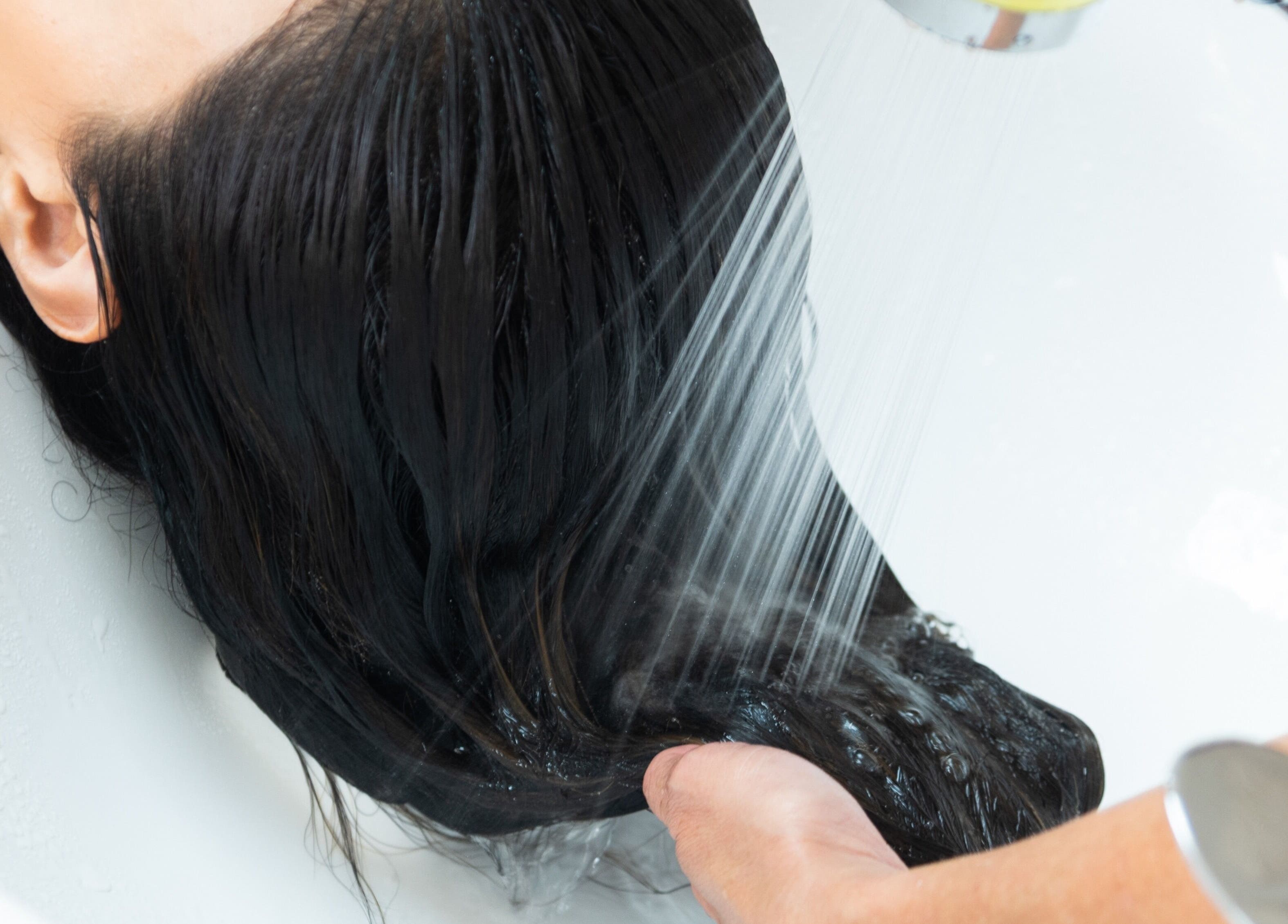 Lavado de cabello en OKO - Belleza con Propósito, Quito, Ecuador, EC, destacando cuidado y relajación.