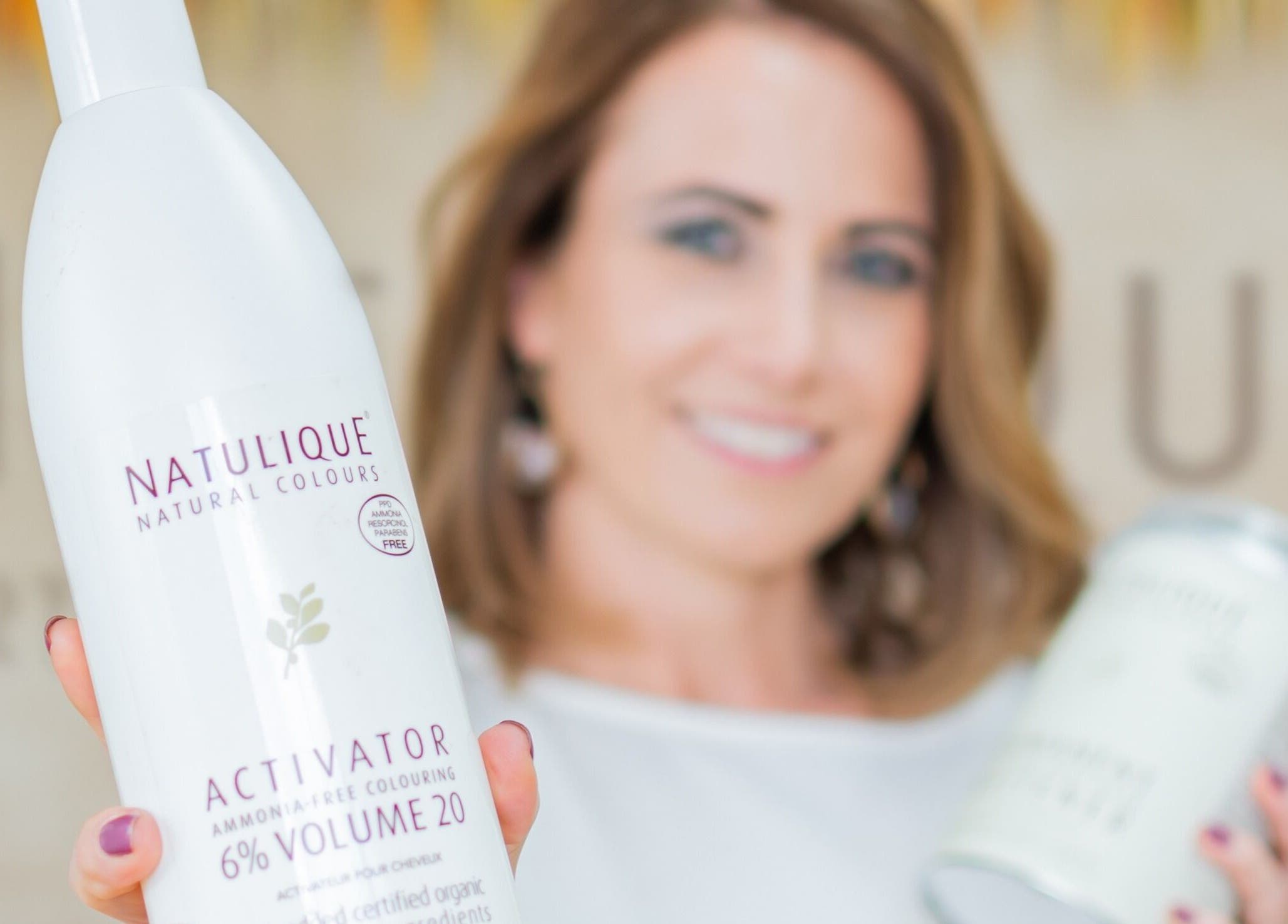 Mujer sosteniendo activador Natulique en OKO - Belleza con Propósito, Quito, Ecuador, EC.