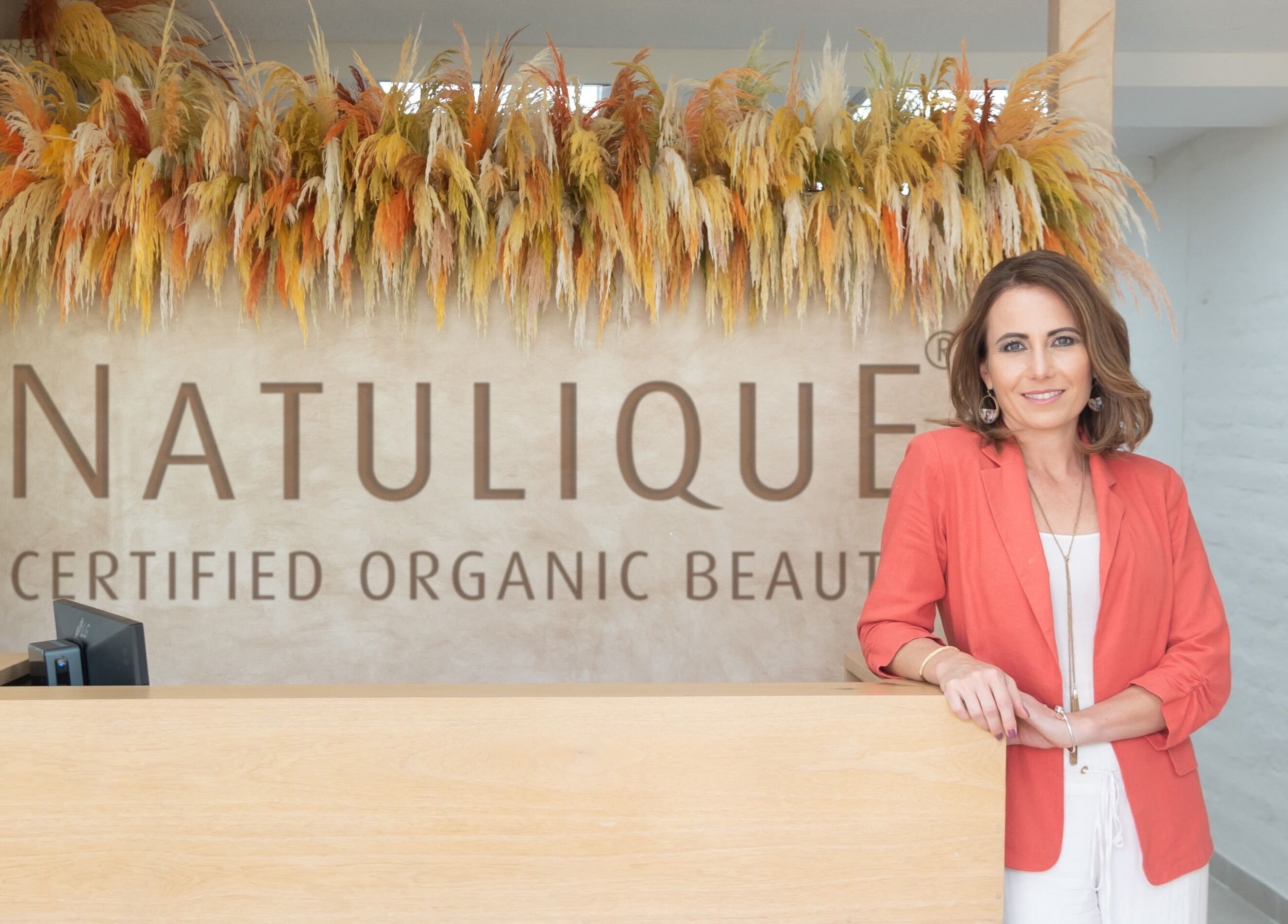 Recepción en OKO - Belleza con Propósito, Quito, Ecuador, EC con diseño de plantas coloridas.