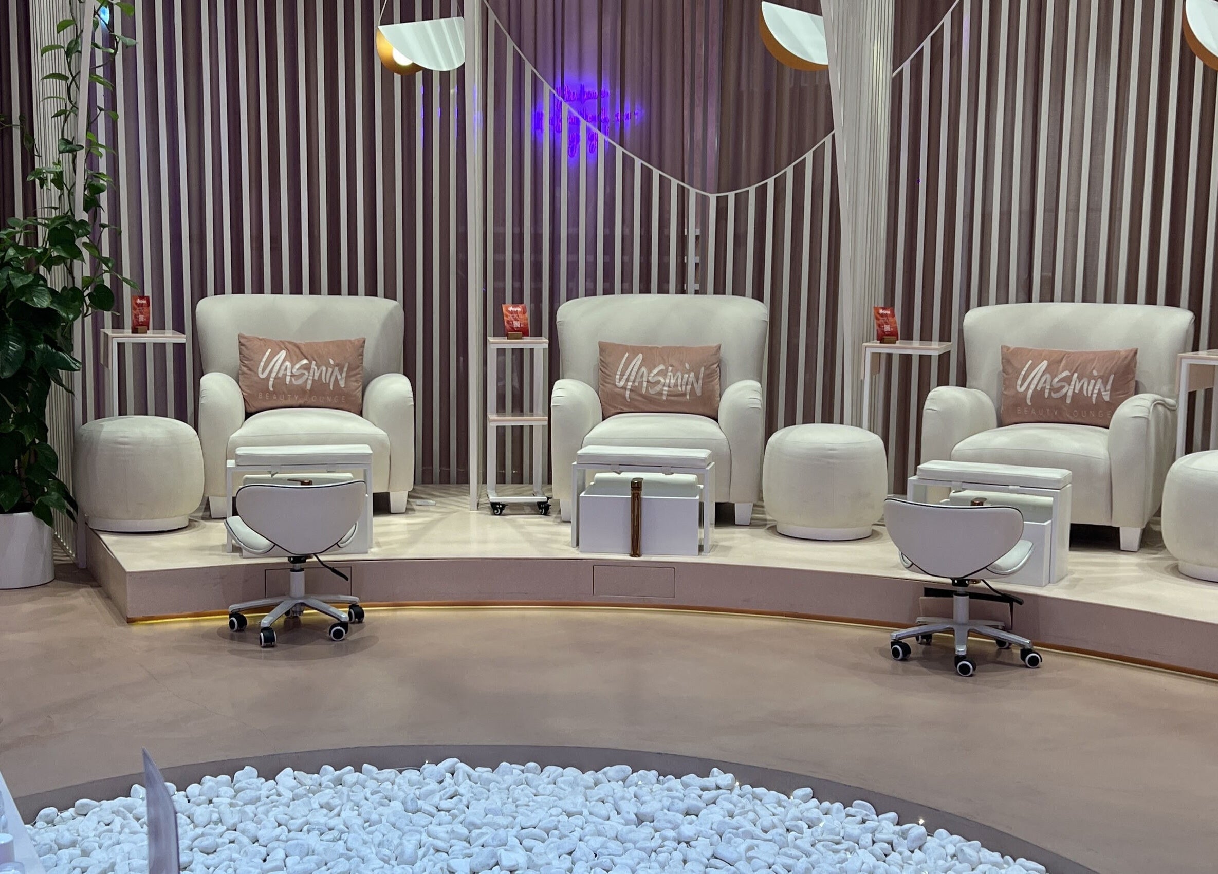 Elegant seating area at Yasmin Beauty Lounge, Dubai, Dubai, AE with plush chairs and modern decor.